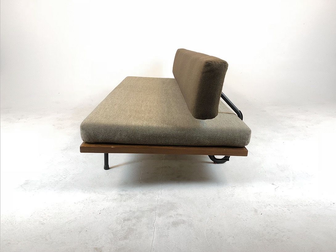 Foto Grey Sofa with Wooden Base and Metal Frame