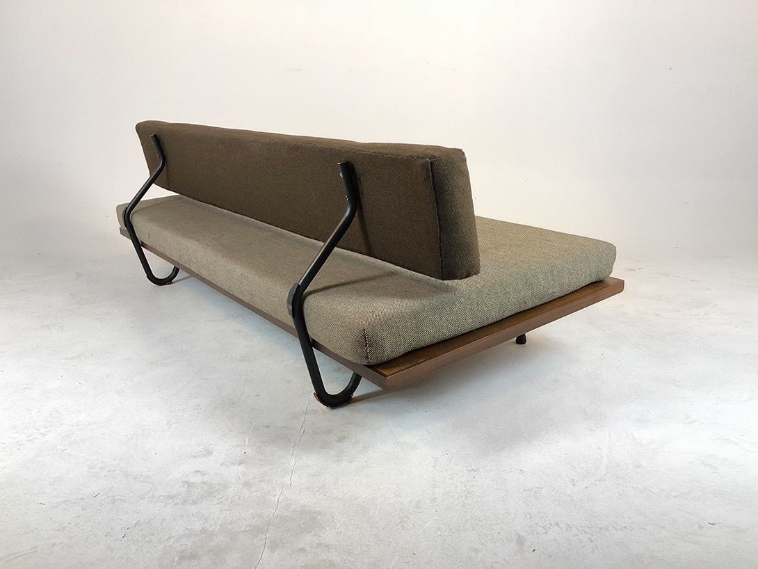 Foto Grey Sofa with Wooden Base and Metal Frame