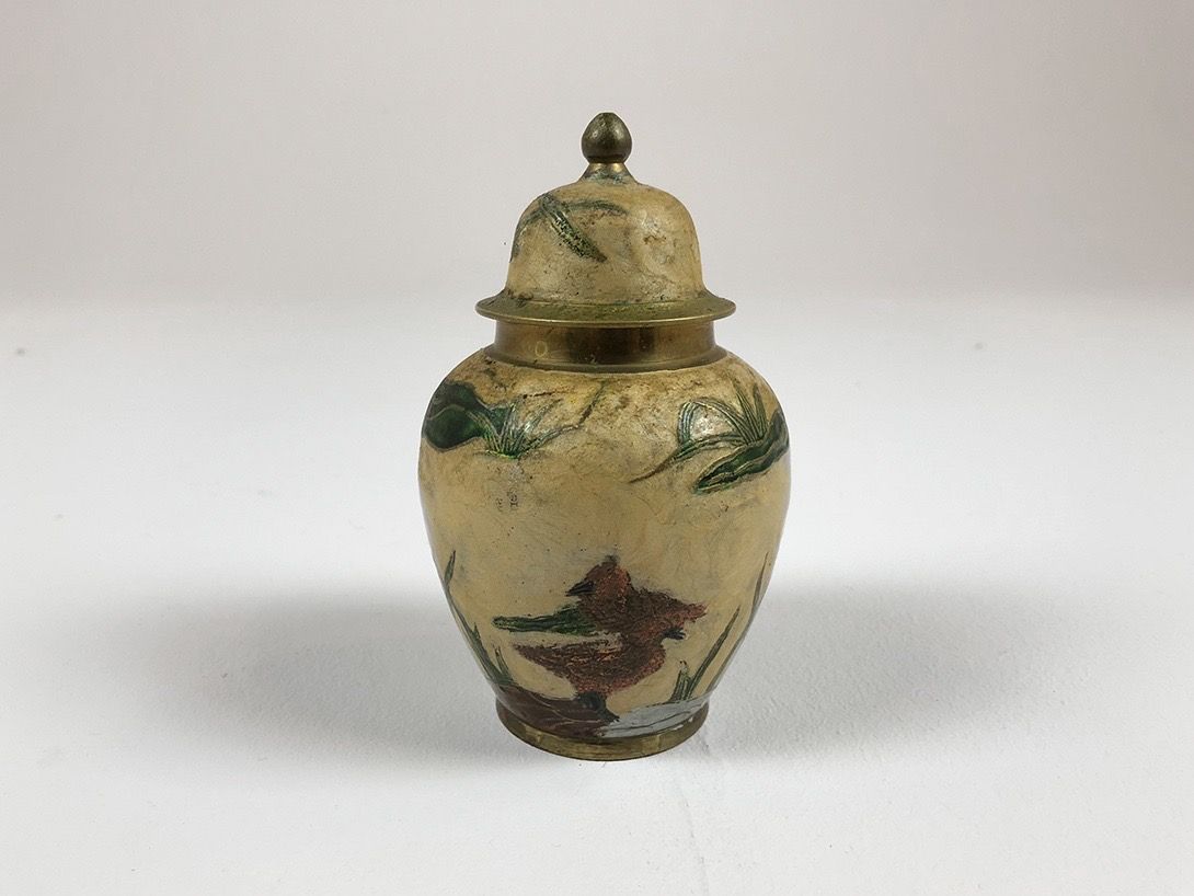 Foto Ceramic Vase with Bell Shaped Lid