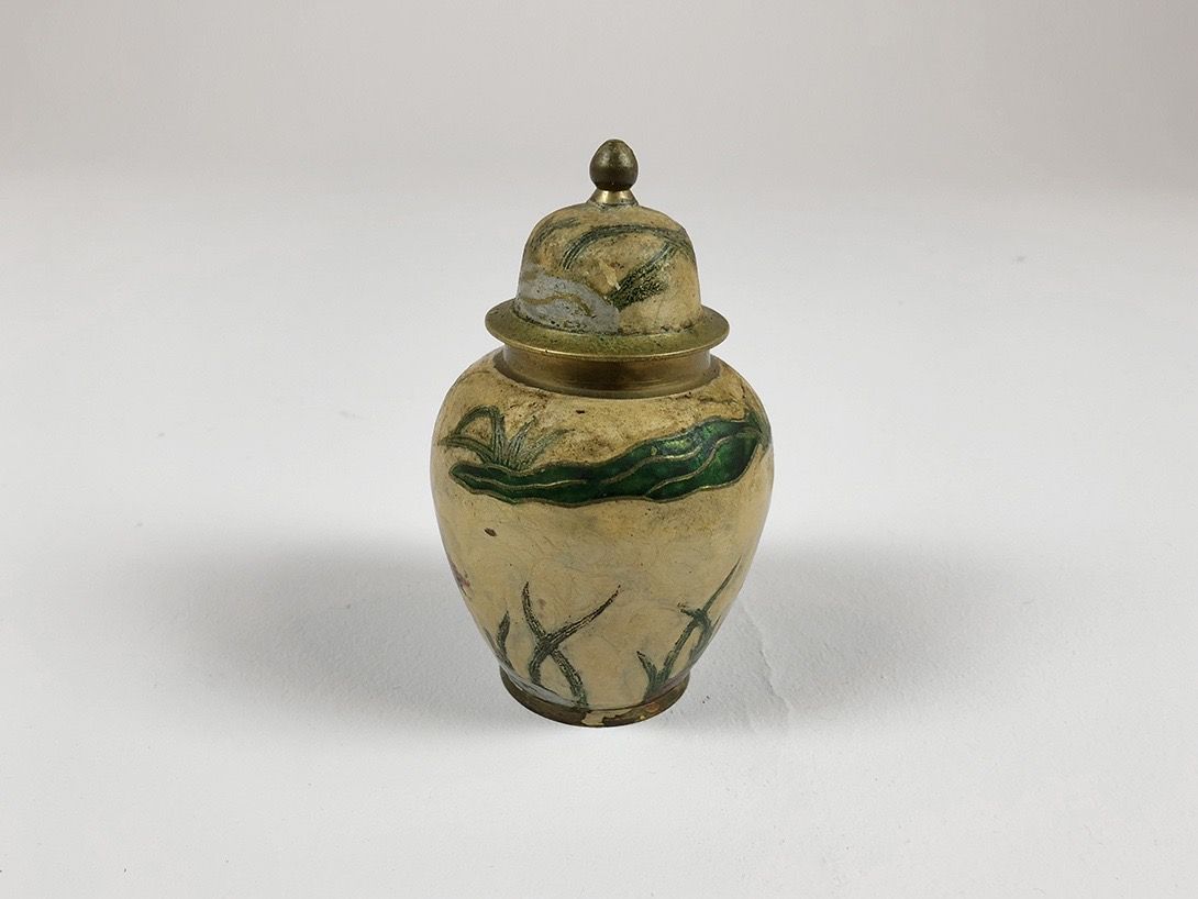 Foto Ceramic Vase with Bell Shaped Lid