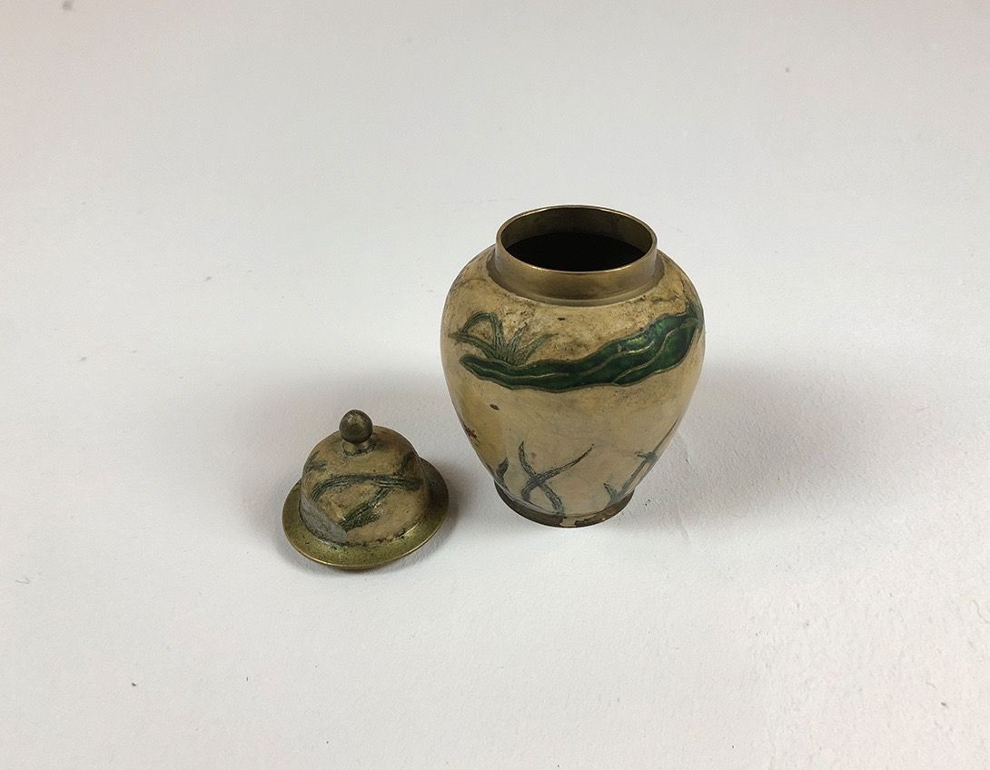 Foto Ceramic Vase with Bell Shaped Lid