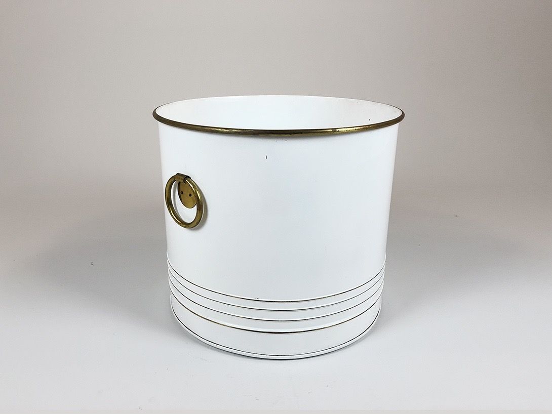 Foto White Enamel Bucket with Golden Messing Detail, Germany
