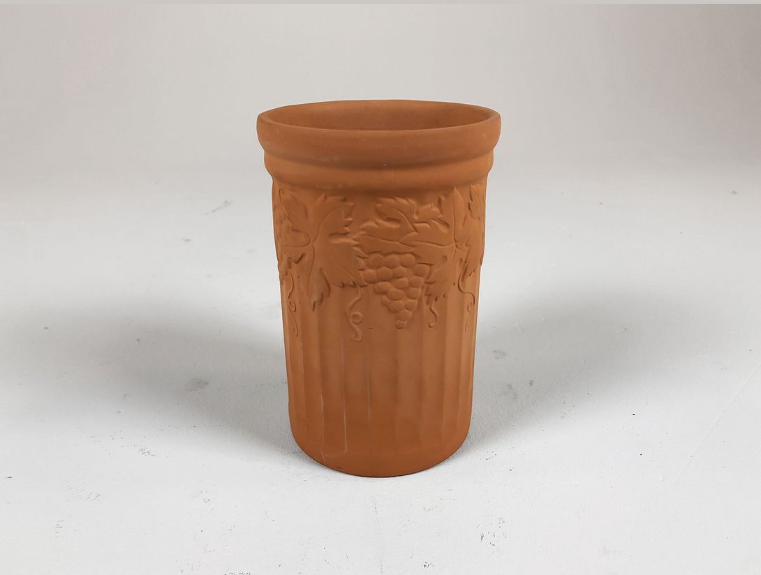 Foto Terracotta Flowerpot with Grape Detail