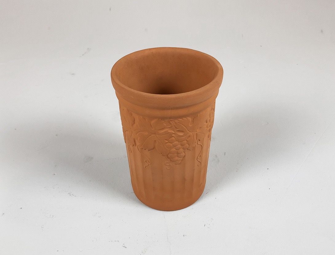 Foto Terracotta Flowerpot with Grape Detail