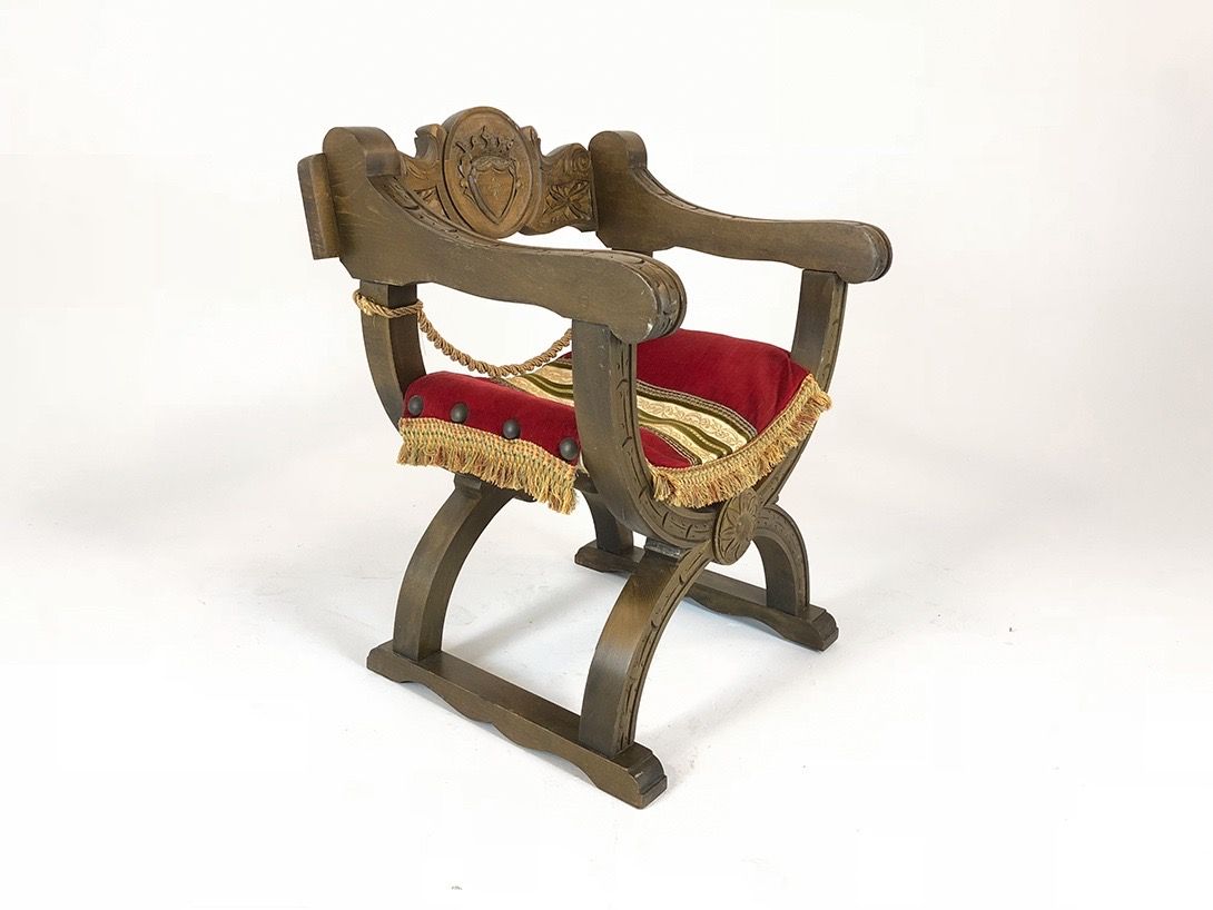 Foto Wooden Armchair with Velvet Pillow and Cords