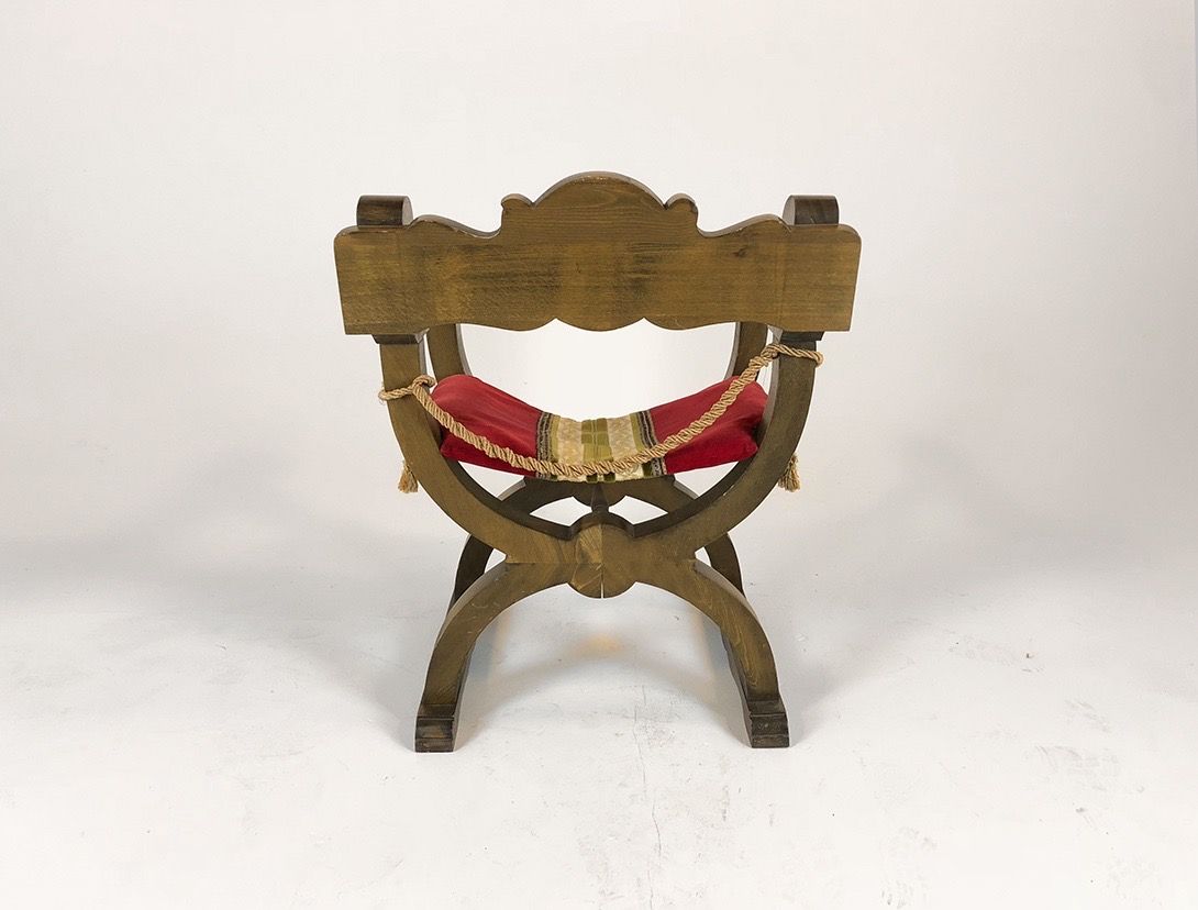 Foto Wooden Armchair with Velvet Pillow and Cords