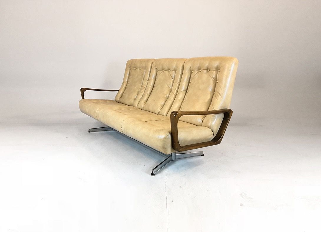 Foto Leather Sofa on Metal Stand