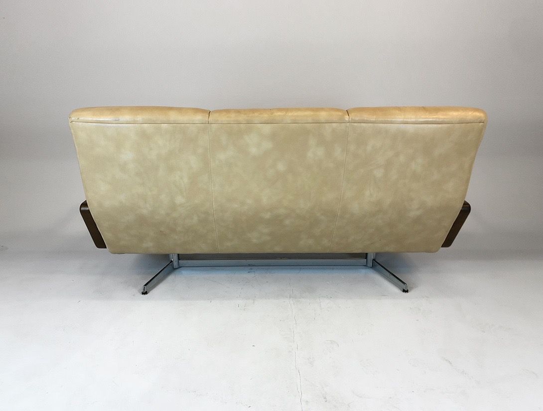 Foto Leather Sofa on Metal Stand