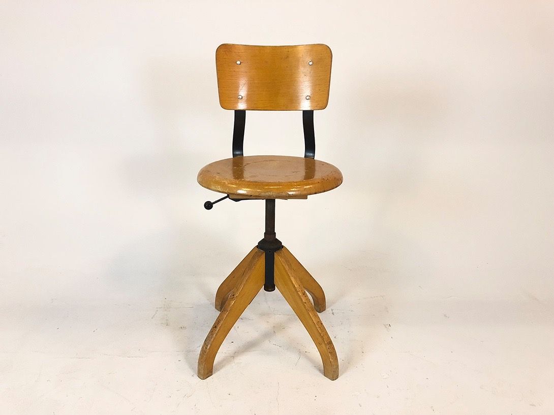 Foto Adjustable Wooden Swivel Chair with Round Seat