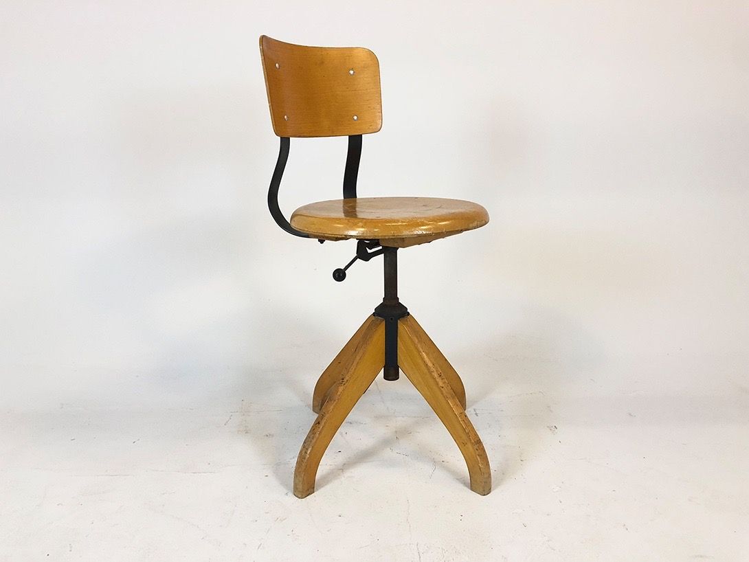 Foto Adjustable Wooden Swivel Chair with Round Seat