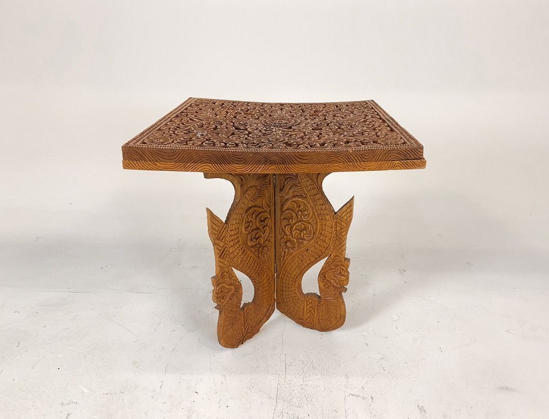 Foto Wooden Table with Carved Surface and Legs h53x51x50