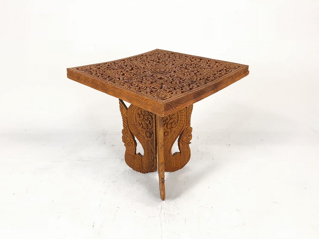 Foto Wooden Table with Carved Surface and Legs h53x51x50