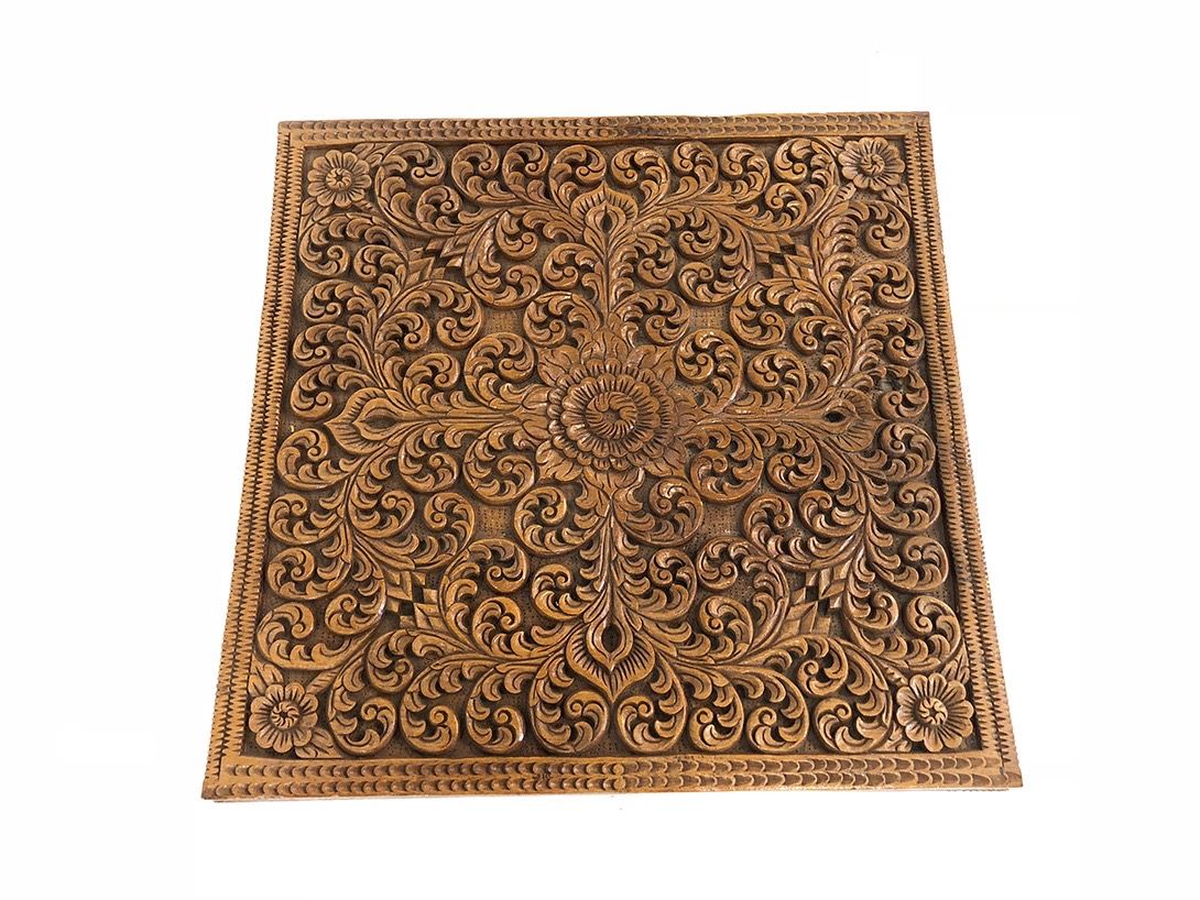 Foto Wooden Table with Carved Surface and Legs h53x51x50