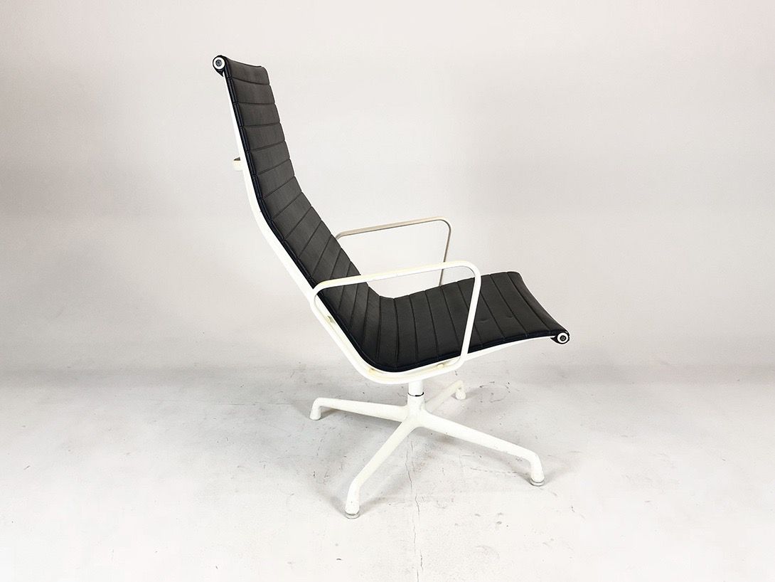 Foto Black Leather Eames Aluminium Chair EA 124