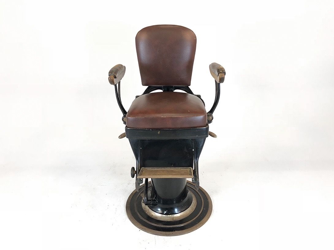 Foto Brown Barber Chair with Leather Upholstery and Footrest