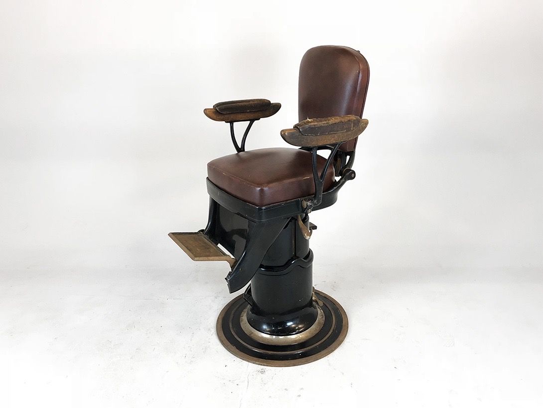 Foto Brown Barber Chair with Leather Upholstery and Footrest