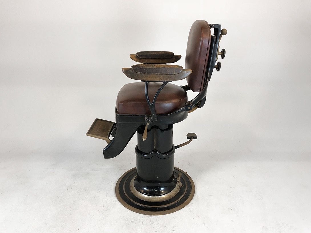 Foto Brown Barber Chair with Leather Upholstery and Footrest