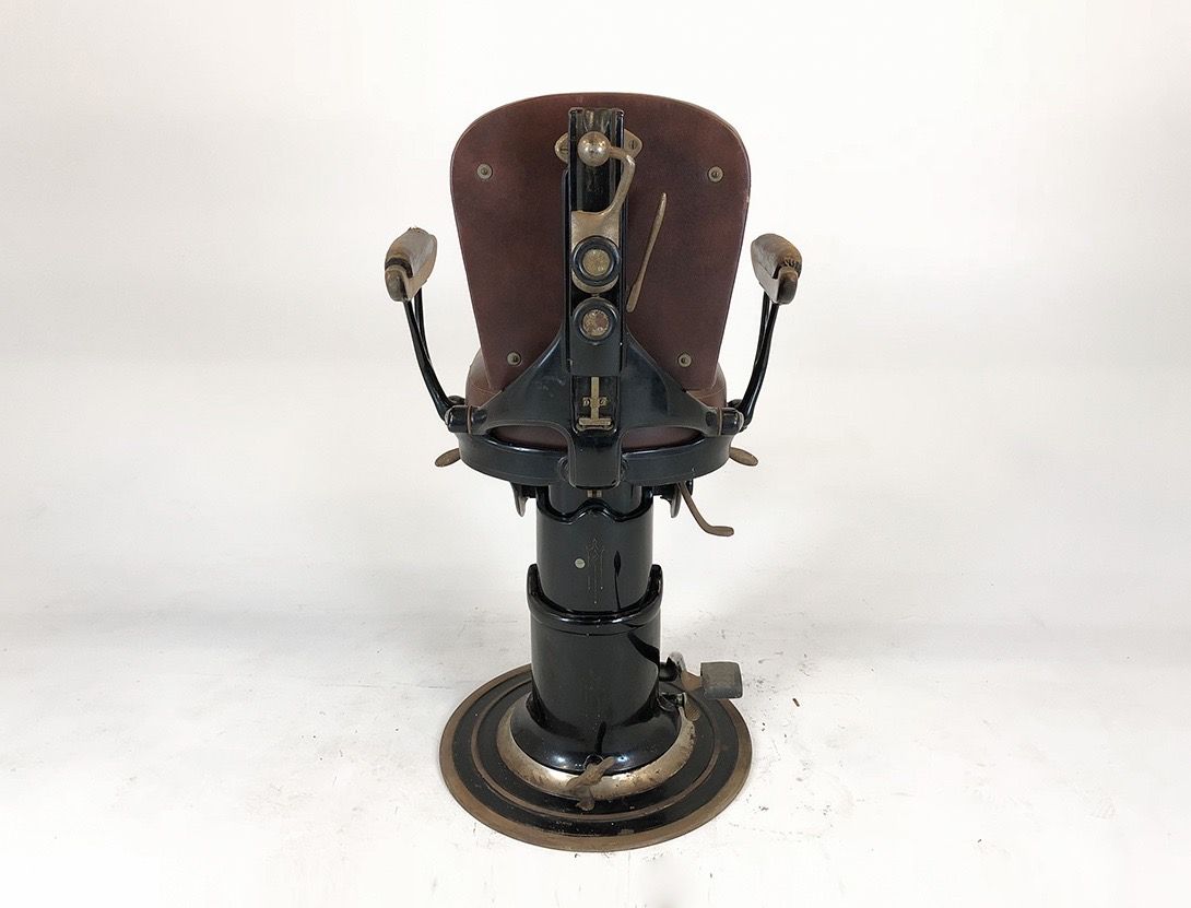 Foto Brown Barber Chair with Leather Upholstery and Footrest
