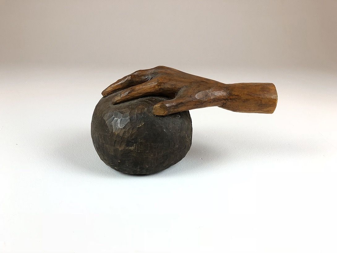 Foto Wooden Sculpture of Hand and Ball