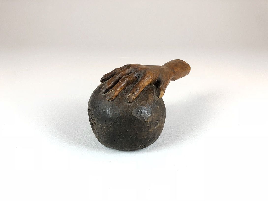 Foto Wooden Sculpture of Hand and Ball