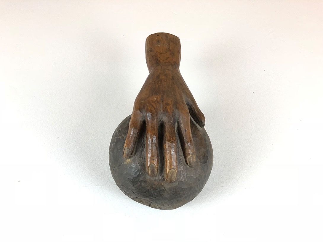 Foto Wooden Sculpture of Hand and Ball