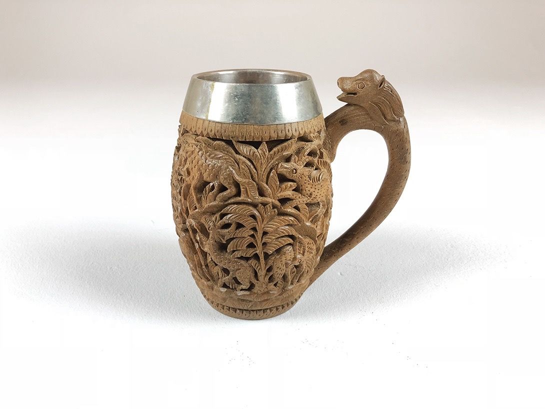 Foto Beer Mug with Carved Details in Wood