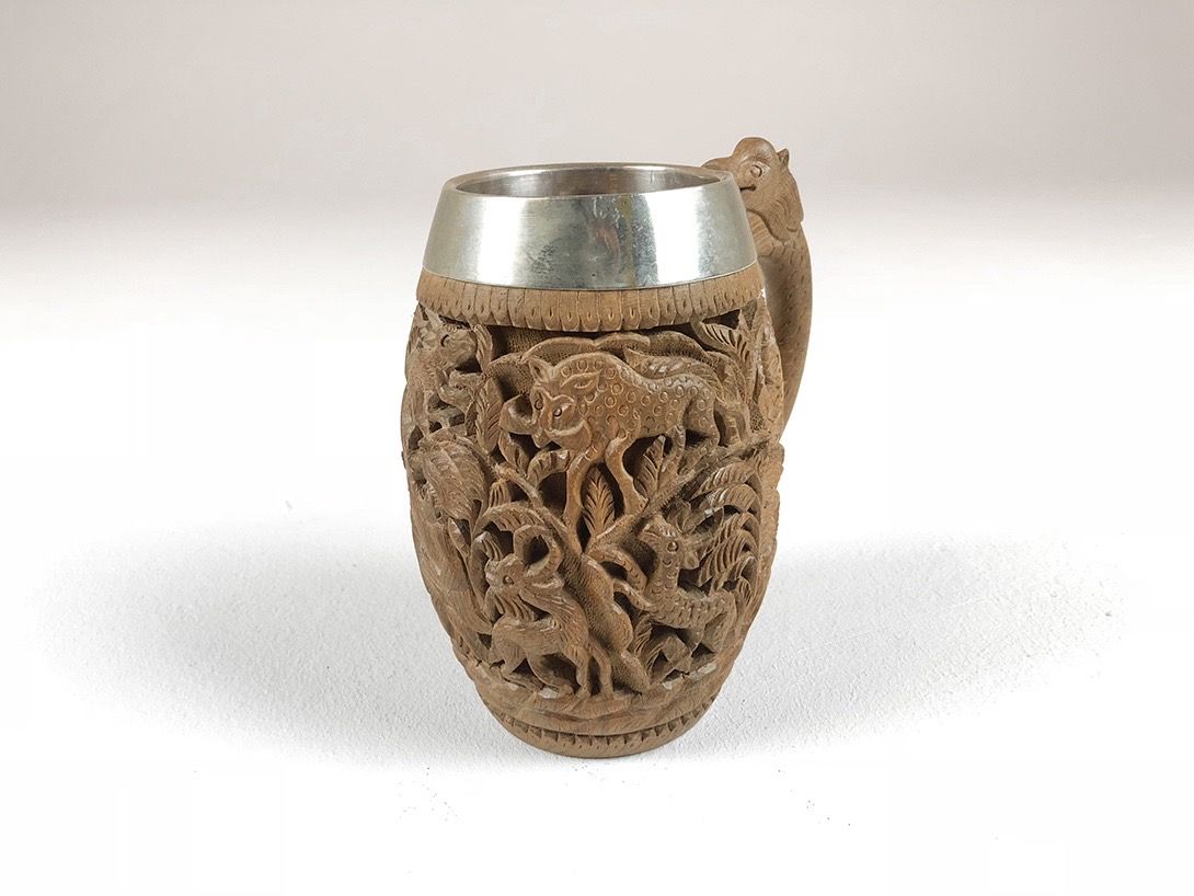 Foto Beer Mug with Carved Details in Wood