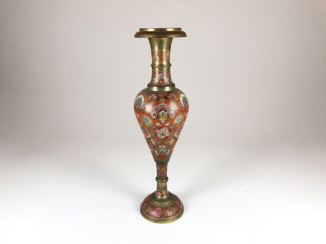 Foto Colorful Tall Oriental Chased Brass Vase 1890 h80
