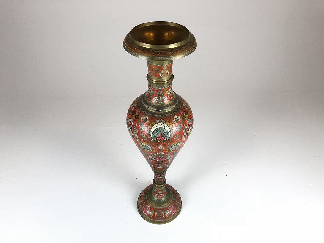 Foto Colorful Tall Oriental Chased Brass Vase 1890 h80