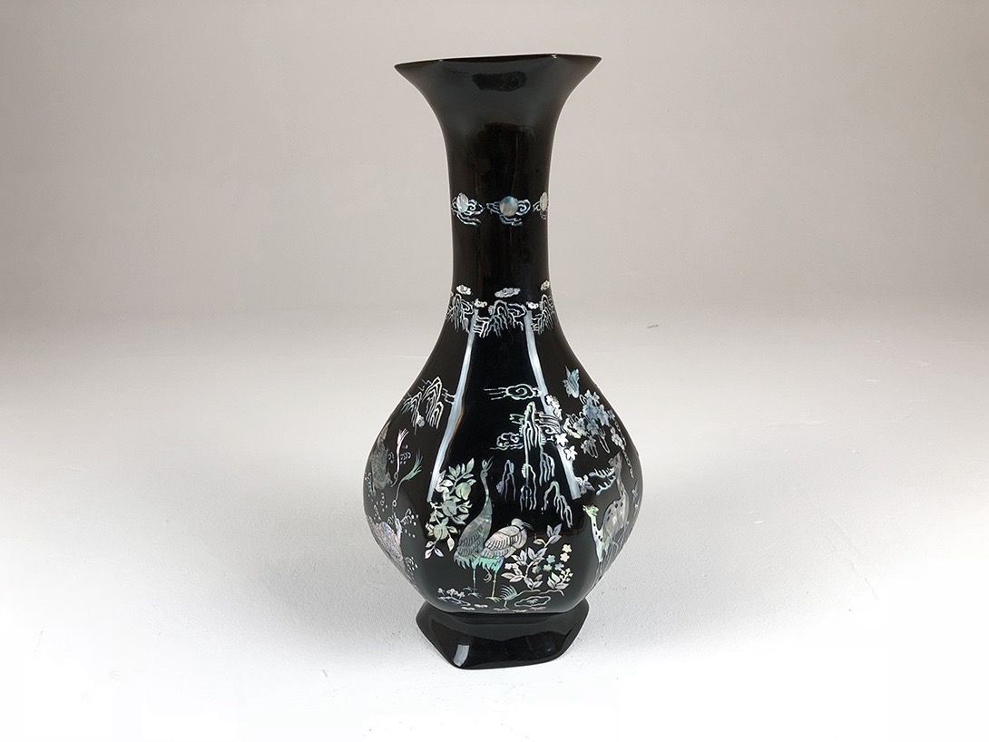 Foto Black and Painted Vase with Nacre Inlays China 1965 h45