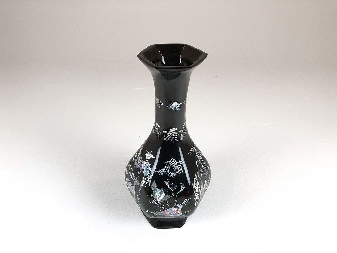 Foto Black and Painted Vase with Nacre Inlays China 1965 h45