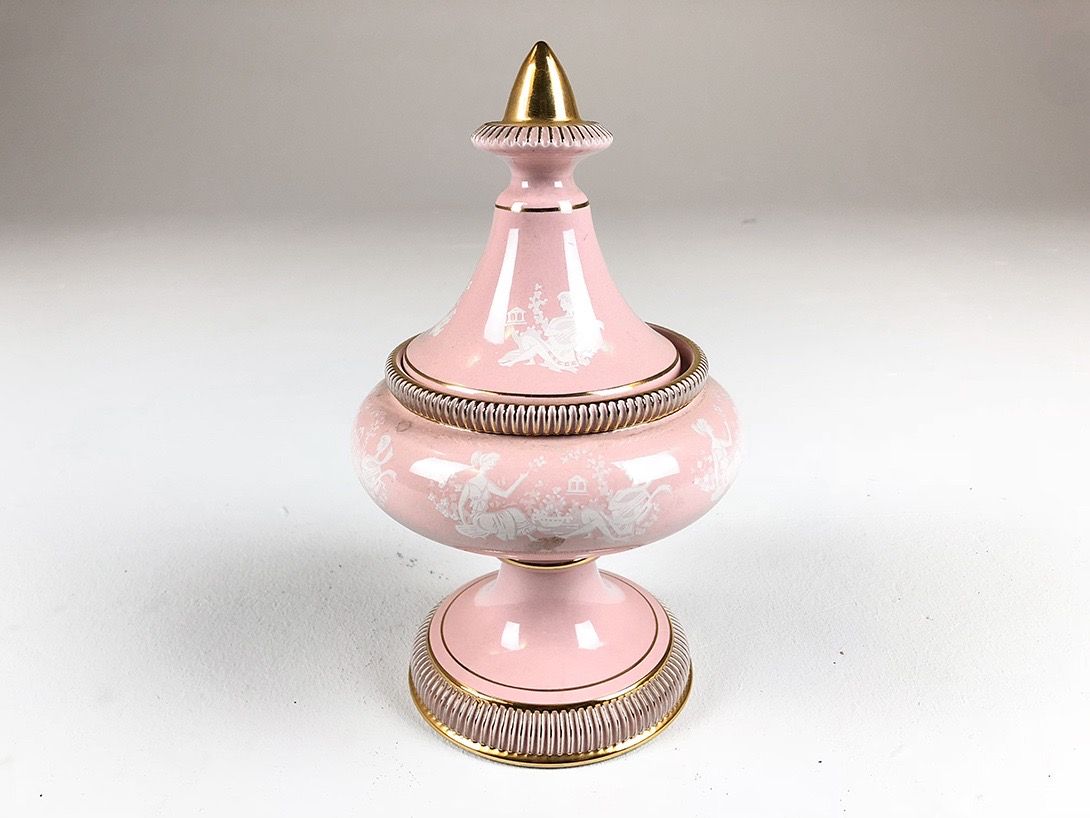 Foto Decorative Pink Bowl on Leg with Lid