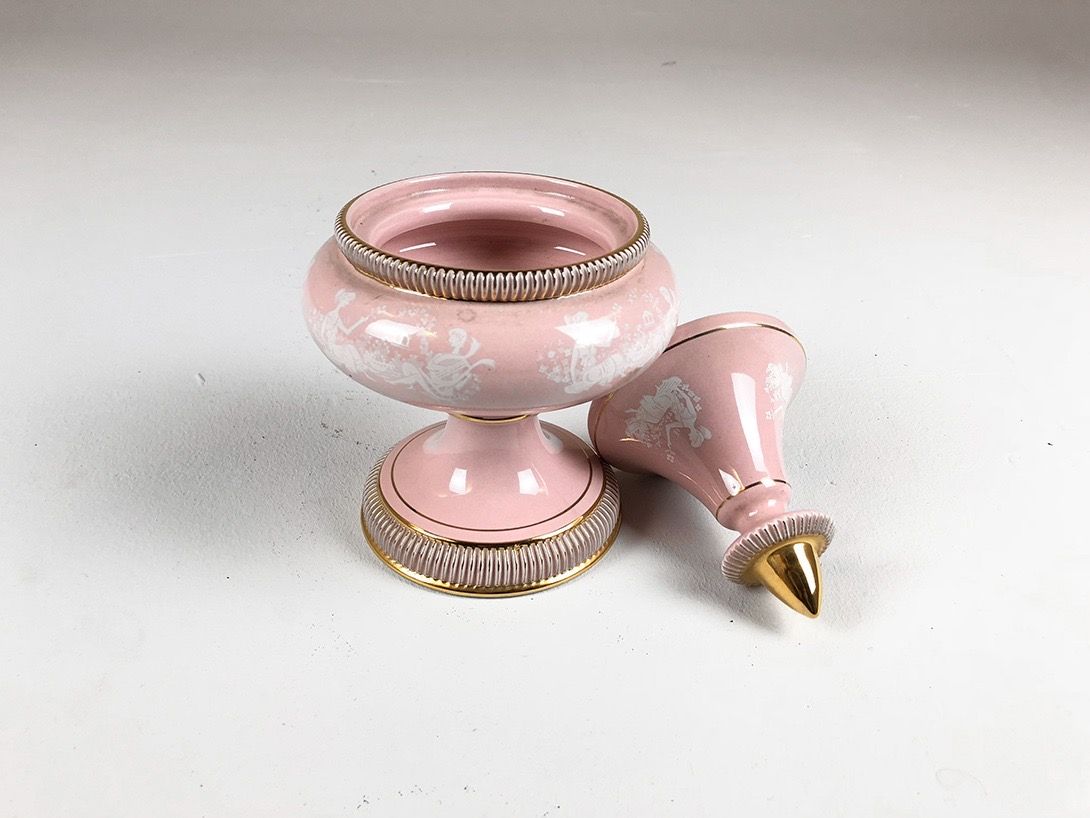 Foto Decorative Pink Bowl on Leg with Lid