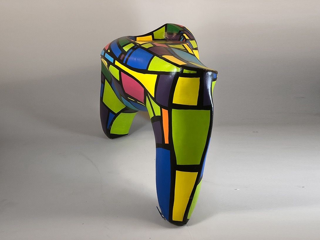 Foto Huge Abstract Sculpture with Platform to Stand On **