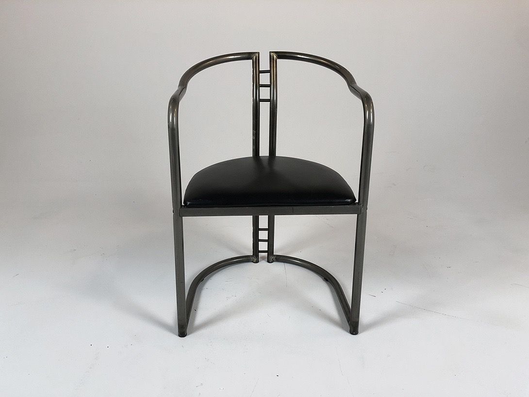 Foto Black Chair with Metal Frame