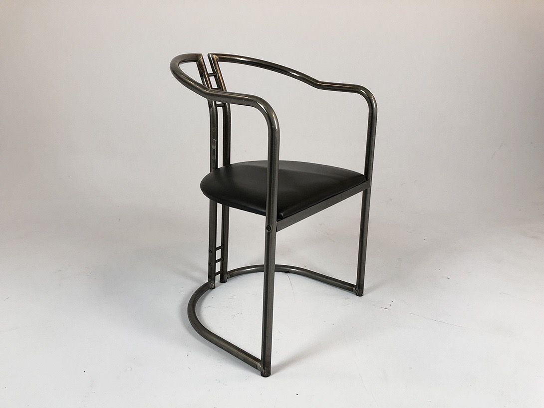 Foto Black Chair with Metal Frame