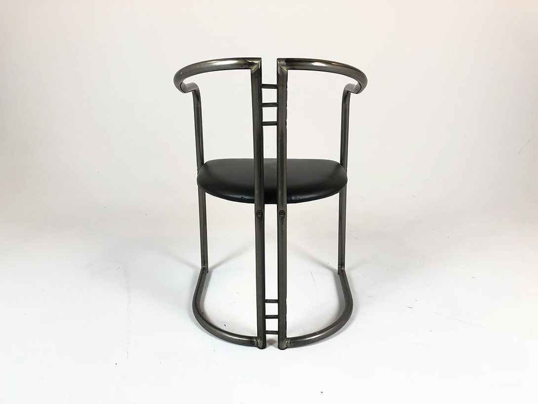 Foto Black Chair with Metal Frame