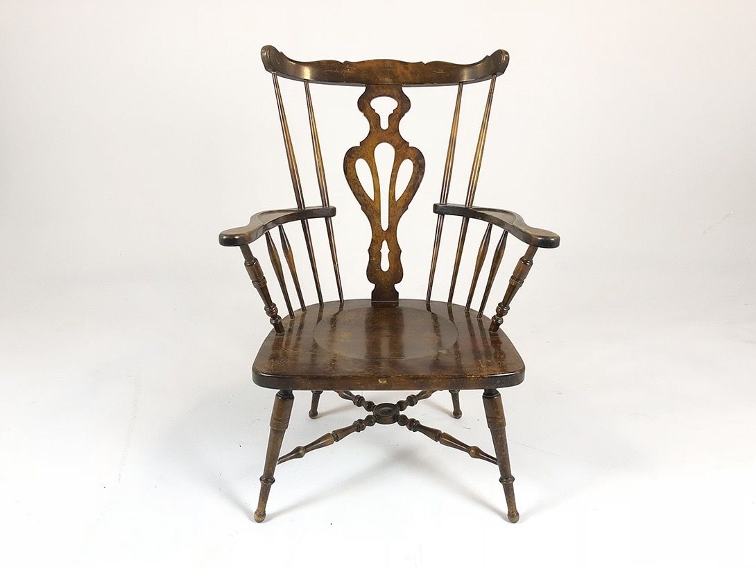 Foto Wooden Armchair with Backrest
