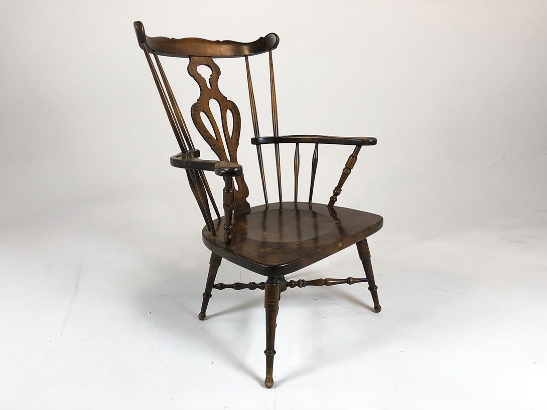 Foto Wooden Armchair with Backrest