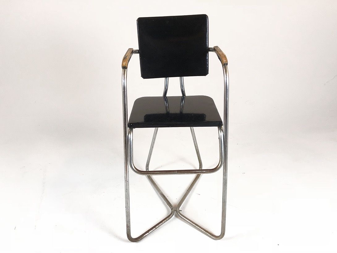 Foto Black Chair with Metal Frame and Footrest