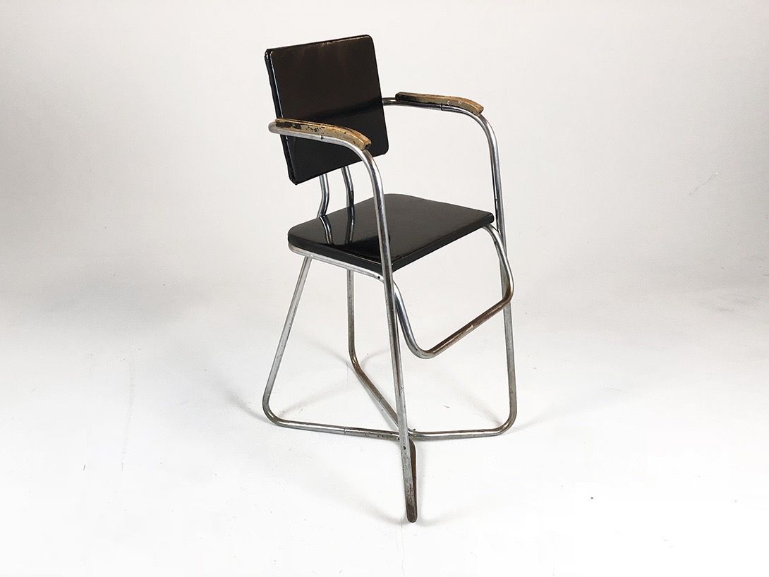 Foto Black Chair with Metal Frame and Footrest