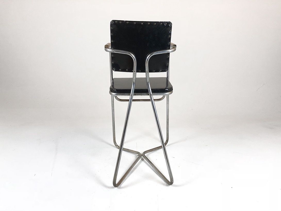 Foto Black Chair with Metal Frame and Footrest