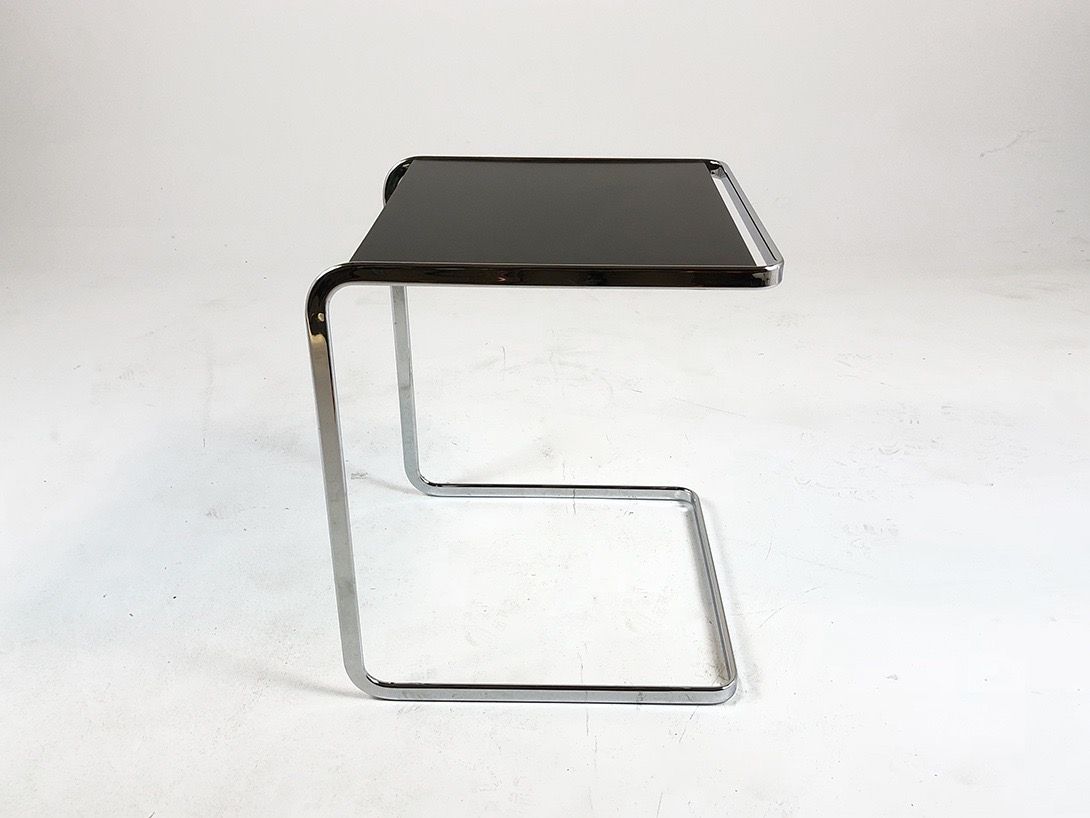 Foto Knoll Side Table with Bent Metal Frame h58x48x50