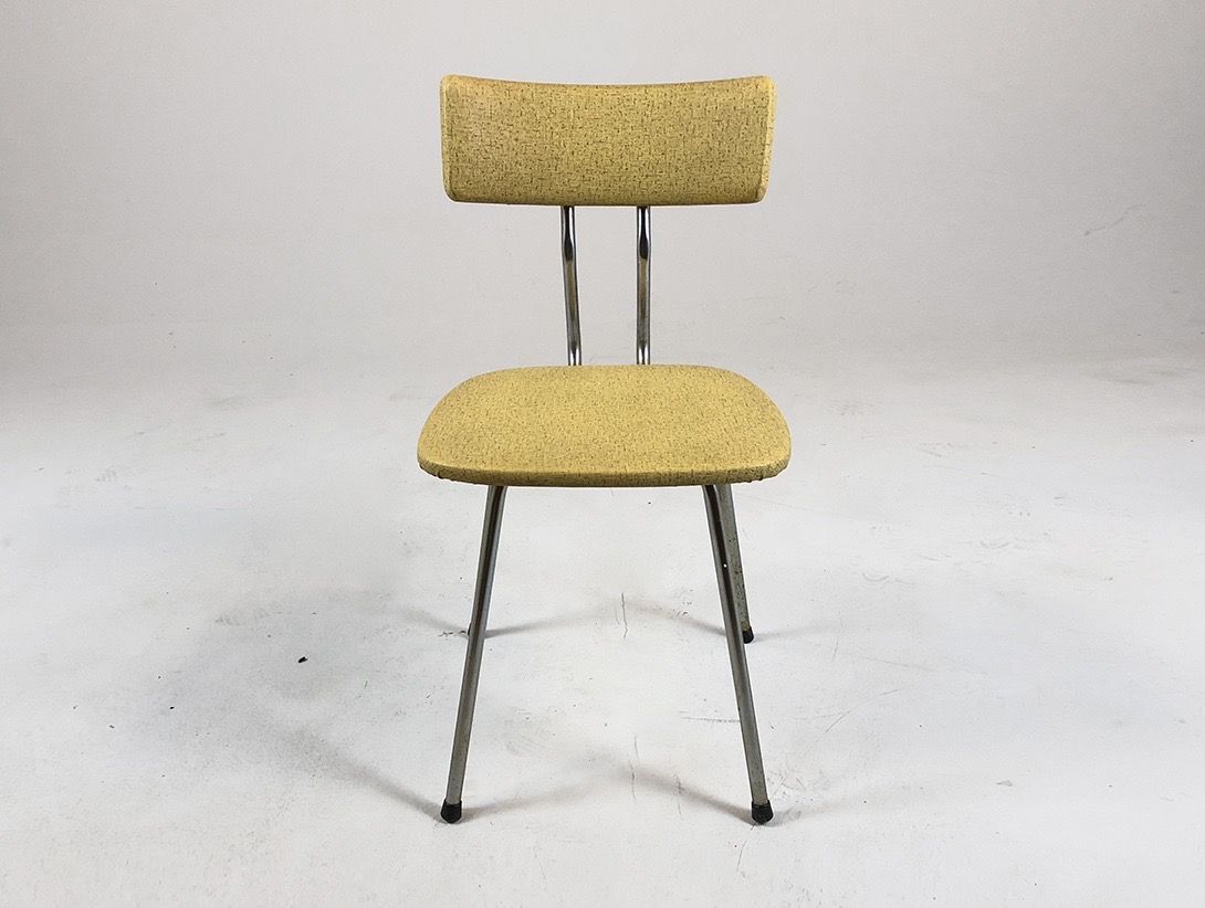 Foto Simple Yellow Chair with Metal Frame