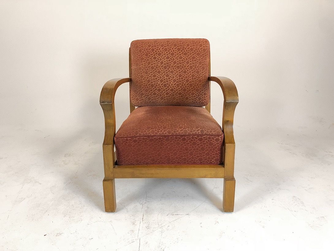 Foto Wooden Art Deco Armchair with Red Structured Cushions h85