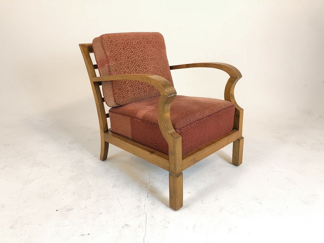 Foto Wooden Art Deco Armchair with Red Structured Cushions h85