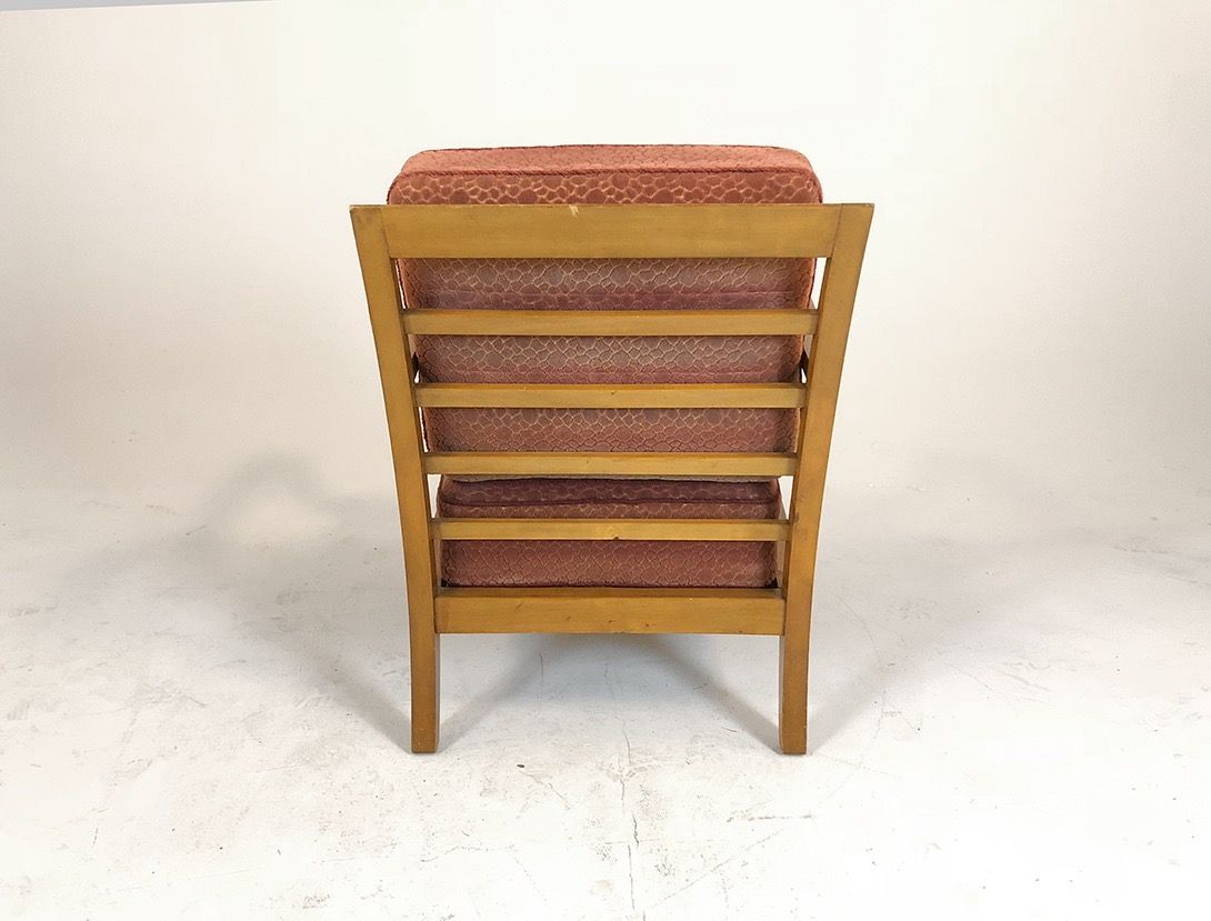 Foto Wooden Art Deco Armchair with Red Structured Cushions h85