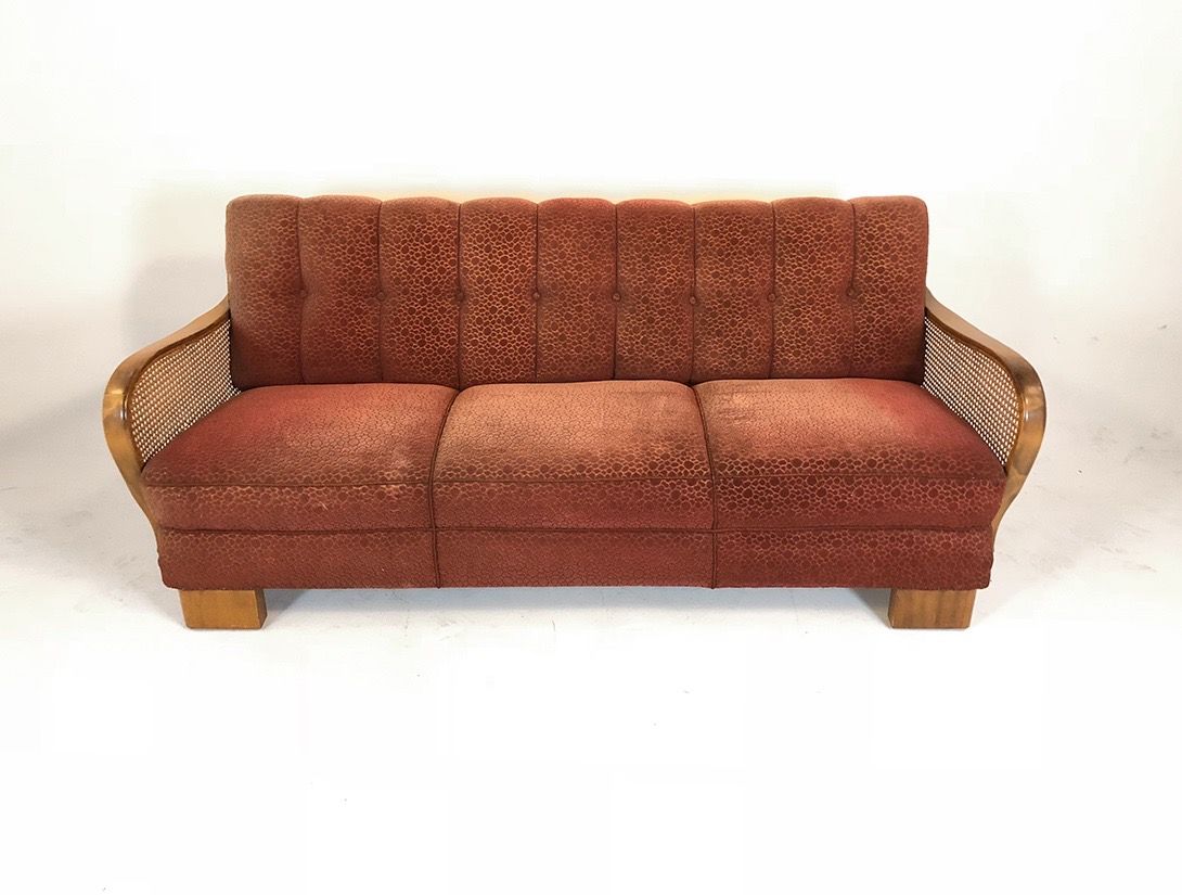 Foto Wooden Sofa with Red Upholstery