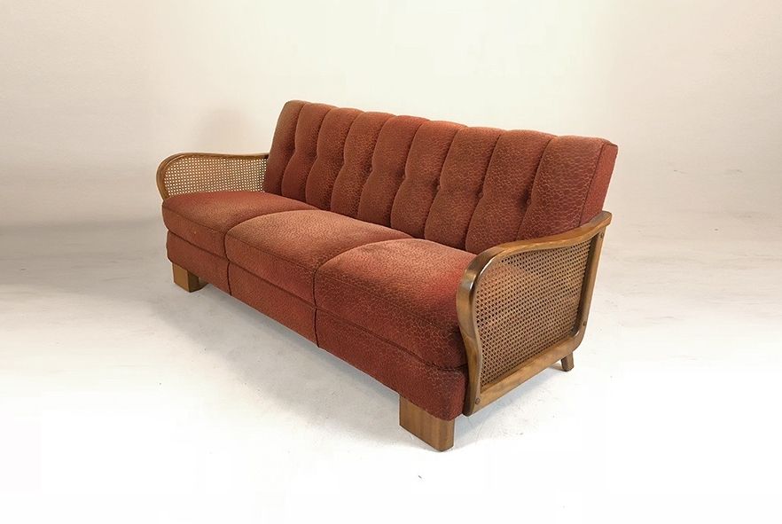 Foto Wooden Sofa with Red Upholstery