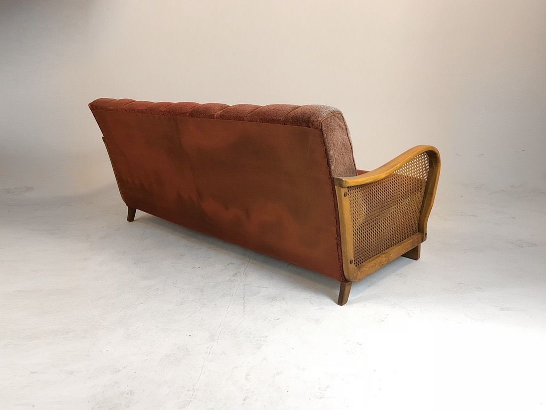 Foto Wooden Sofa with Red Upholstery